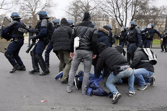 Las autoridades francesas detienen a jóvenes en protestas contra la violación 