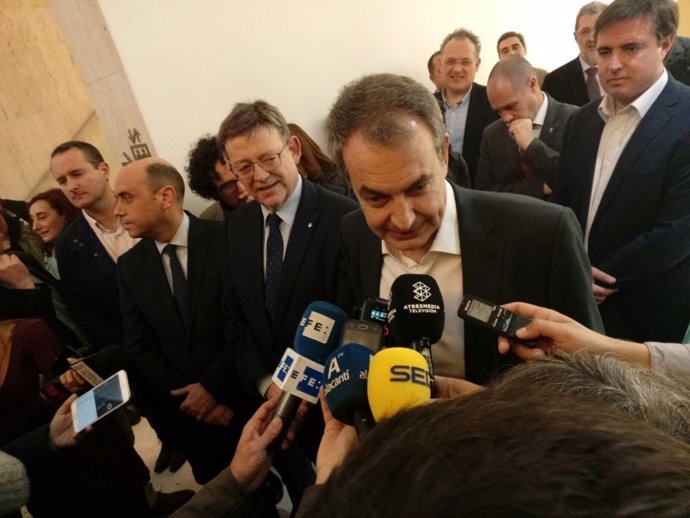 Zapatero atiende a los medios en Alicante