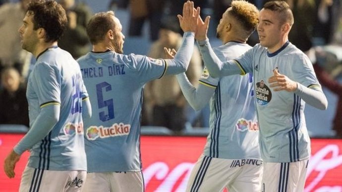 Marcelo Díaz e Iago Aspas celebran un gol del Celta
