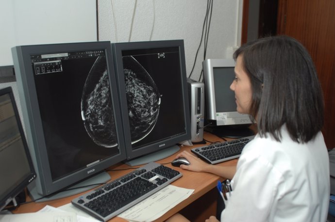 Una especialista revisa los resultados de una mamografía