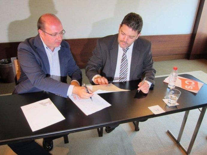 Pedro Antonio Sánchez y Miguel Sánchez firman el acuerdo de investidura