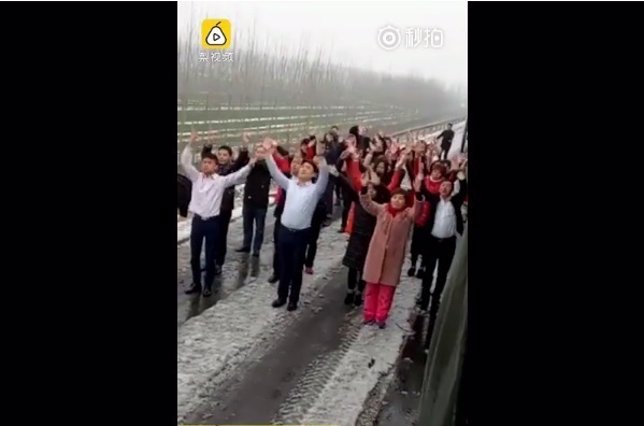 Chinos salen en la autopista a bailar en un atasco