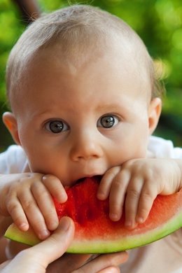 Bebé comiendo sandía. Bebé comiendo fruta