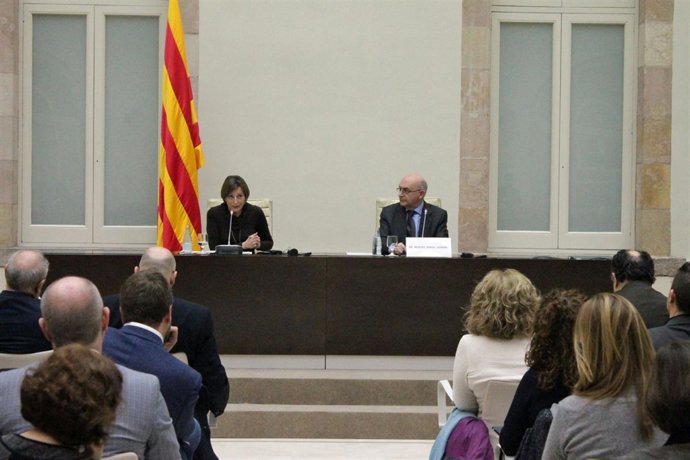 La presidenta del Parlament Carme Forcadell y el director de la OAC M.A.Gimeno