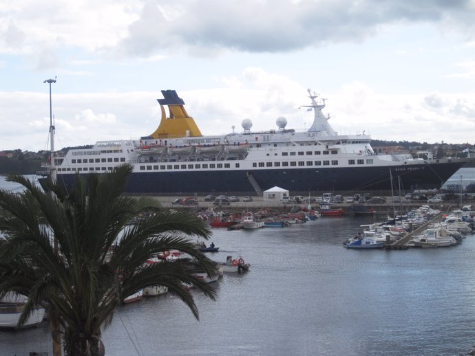 Ferrol abre la temporada de cruceros con la escala del 'Saga Pearl II'