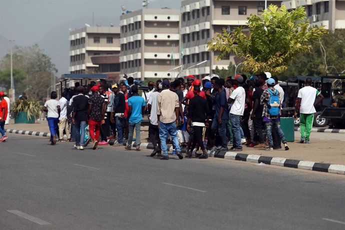 Manifestantes nigerianos protestan cerca del Ministerio de Asuntos Exteriores