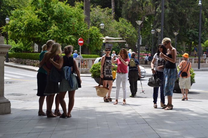 Turistas tomándose una foto en el Paseo del Borne.