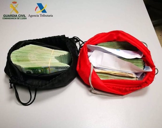 Dinero localizado por la Guardia Civil a dos ancianos en dos mochilas