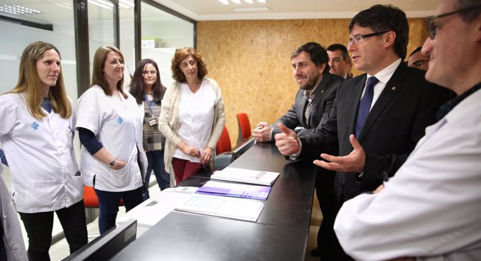 El pte.Carles Puigdemont y el conseller A.Comín, en el CAP VIlafranca Nord