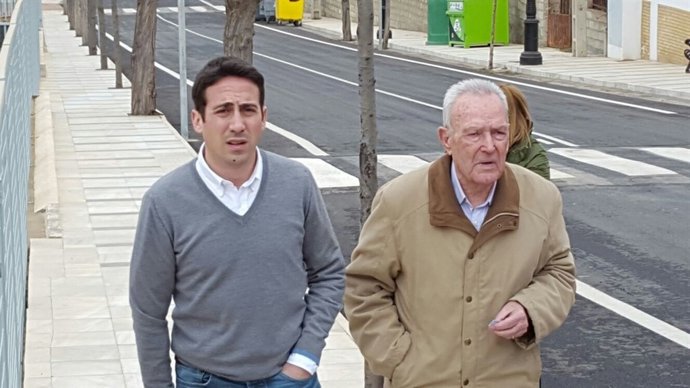 El diputado Óscar Liria y el alcalde de Chercos visitan las obras en el acceso.