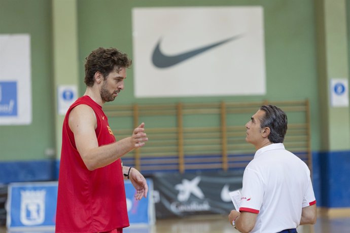 Pau Gasol y Sergio Scariolo con la selección española