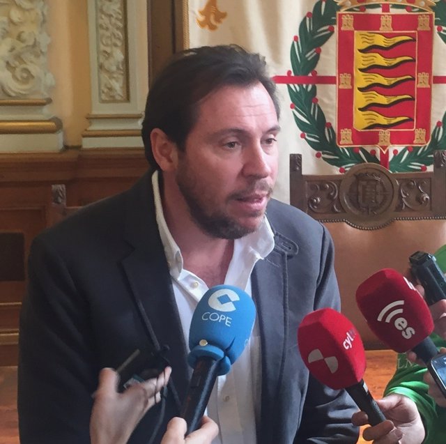 Valladolid. El alcalde, Óscar Puente, atiende a los medios de comunicación