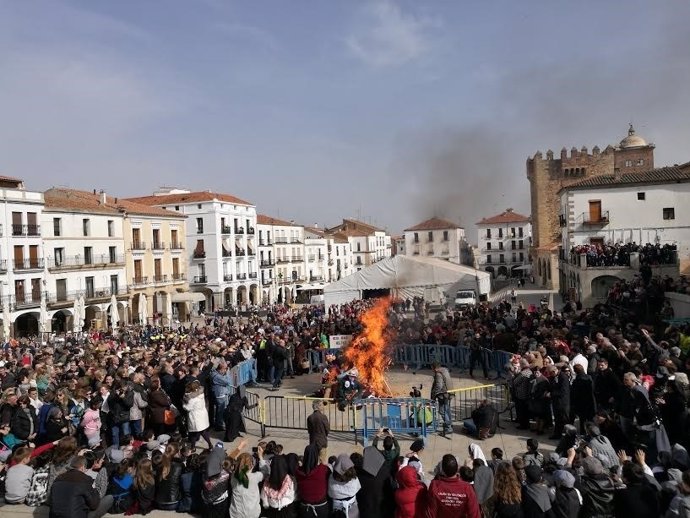 Quema del Pelele de Cáceres con la que arranca el Carnaval