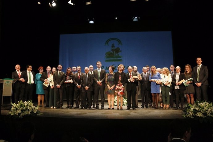  Ortiz Posa Junto A Los Galardonados En Almería