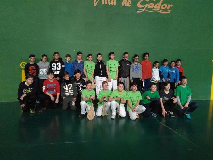 Treinta y cinco niños aprenden nociones básicas de frontón en Gádor.