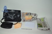 Detienen a una madre y sus hijos por timar con 'la estampita' a un anciano