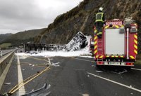 Retenciones por corte de tráfico en la A-8 tras volcar un camión