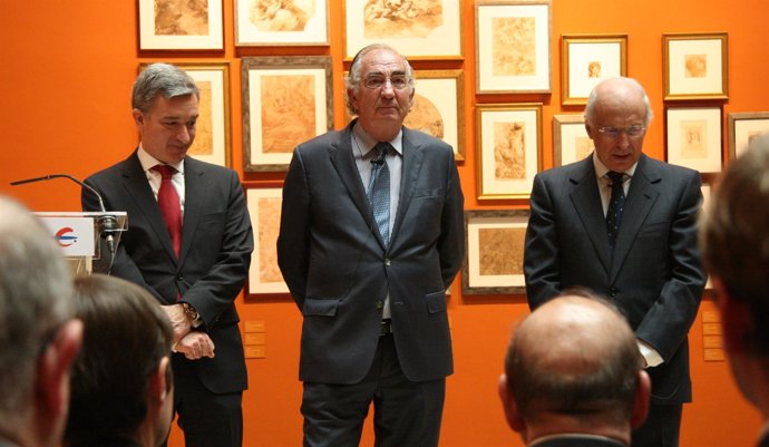 Amado Franco (centro) presenta su renuncia como presidente de Ibercaja.