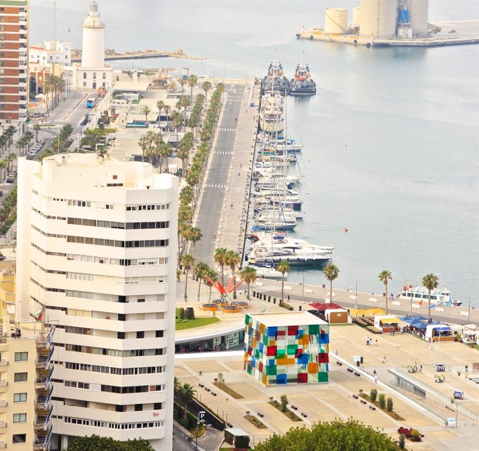 Puerto Farola Muelle Uno Pompidou Málaga cultura barcos náutico ciudad mar