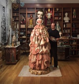 Mark Ryden realizando 'Wood meat dress' CAC Málaga
