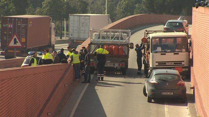 Roba un camió de butà i circula en contra direcció