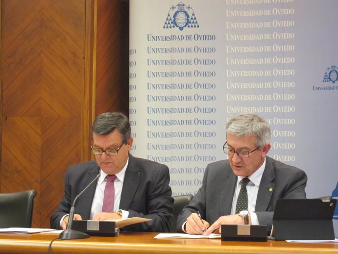 Firma del convenio entre la Fundación ONCE y la Universidad de Oviedo