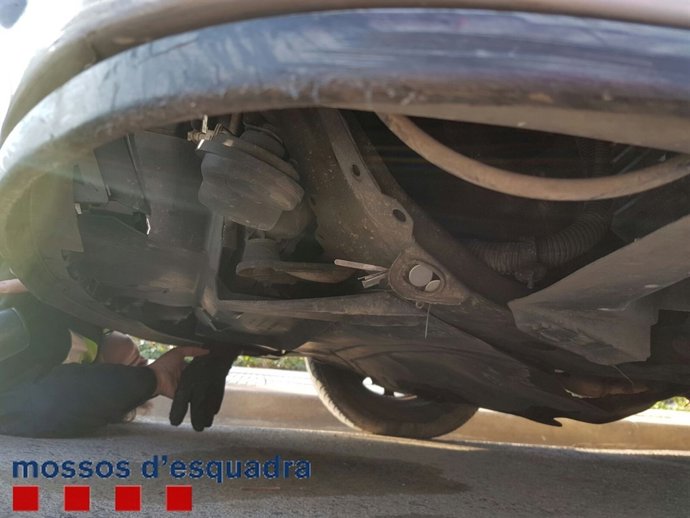 Los ladrones escondieron las herramientas con un imán bajo el coche
