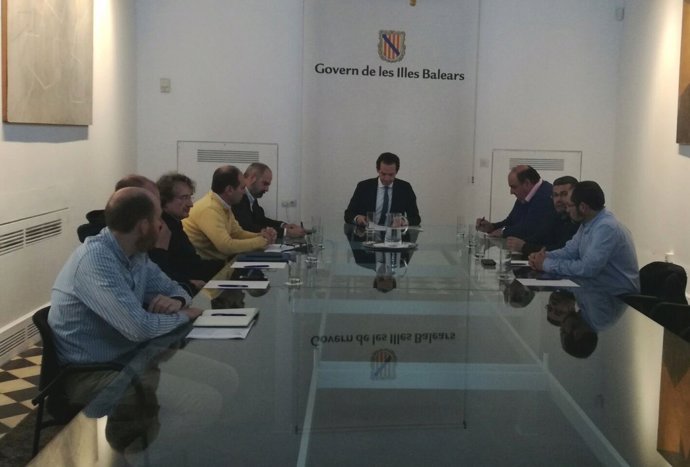 Reunión entre el conseller Pons y representantes del sector del taxi