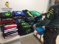 La Guardia Civil confisca más de 60 prendas deportivas falsas en el mercadillo de Cangas (Pontevedra)