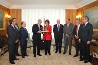 La Reina Sofía recoge el premio Albéitar 2016 de manos de los presidentes de los colegios veterinarios andaluces