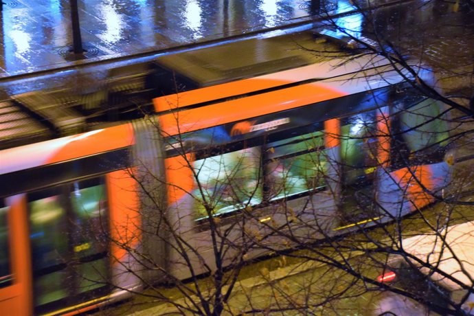 El tranvía, este martes, circulando bajo la lluvia por Zaragoza. 