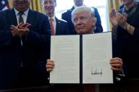 Trump encarga a las agencias federales reducir la carga burocrática