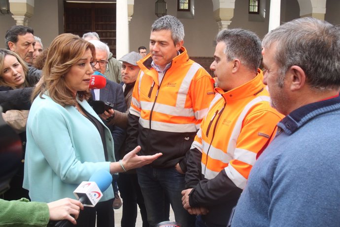 Susana Díaz conversa con estibadores en el patio del Parlamento andaluz