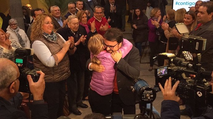 Antona abrazado a su actual secretaria general en su presentación de campaña