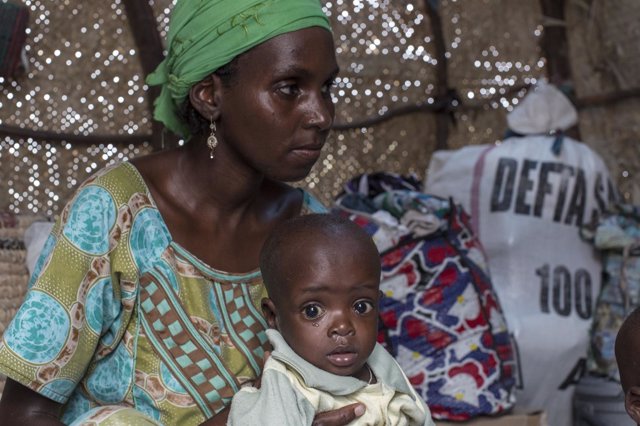 Niño desnutrido con su madre en Níger