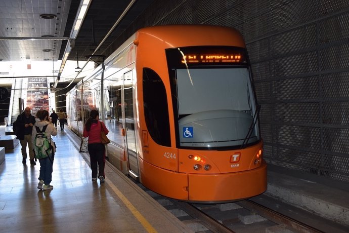 Usuarios del TRAM de Alicante en una estación de la red