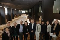 Regalan al Consell ropa tradicional de Ecuador, equipación ciclista y un bastón para sordociegos