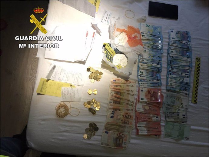 La Guardia Civil se ha incautado de 155 gramos de cocaína y 72.500 euros