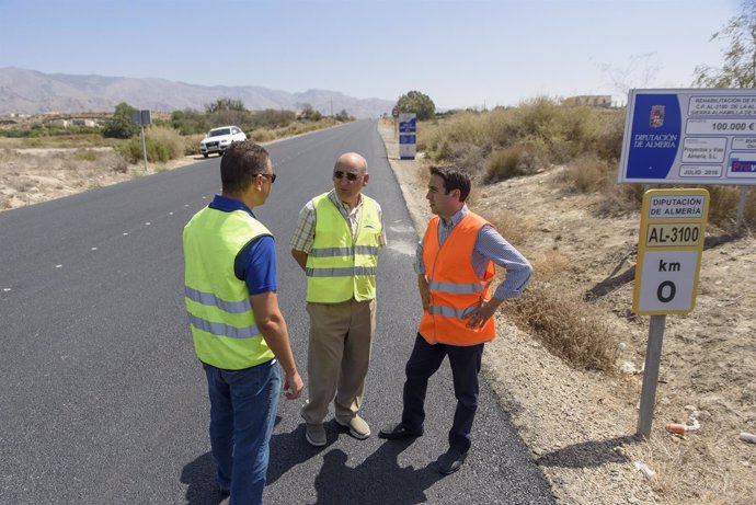 Diputación invierte en mejoras de señalización y pintura de carreteras.