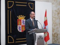 Fuentes acusa a PP y PSOE de "aparcar" la reforma y pide que  sea "de todos" y recoja "las nuevas inquietudes"