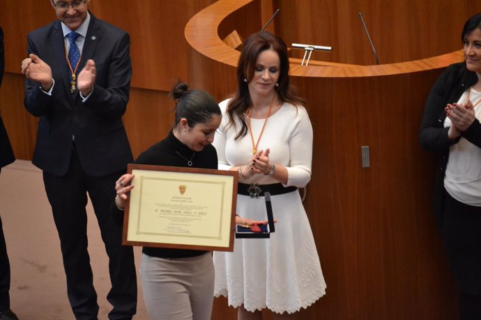 Valladolid. Clemente entrega la Medalla de las Cortes a los emigrantes