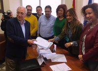 Imbroda presenta 700 avales para ser presidente del PP de Melilla mientras su contrincante se queda en 87