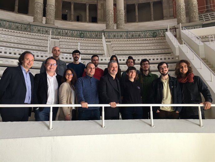Aleix Valls i Jaume Collboni amb els deu artistes que exposen en 'Mobile Week'