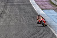 Márquez se disloca el hombro pero completa el test Honda en Jerez