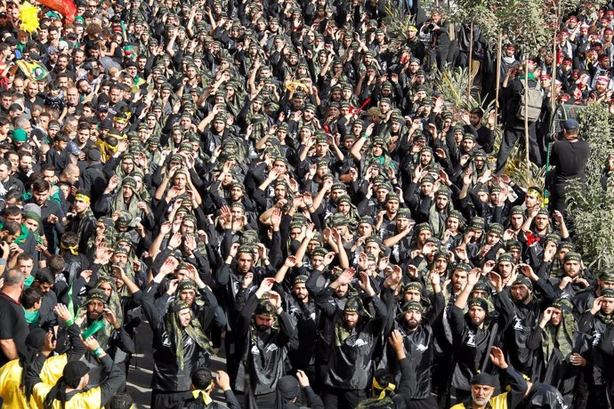 Miembros de Hezbolá desfilan en Beirut durante la Ashura