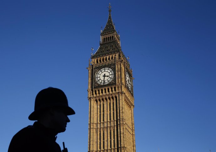 Un policía británico junto al Big Ben de Londres