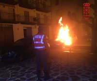 Policía Foral y bomberos intervienen por la presencia de un coche en llamas en Elizondo
