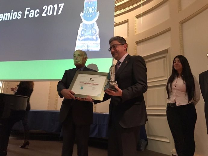 Enric Millo recibe un premio de la Federación Andaluza de Comunidades