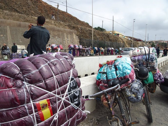 Zona fronteriza de Ceuta con el paso de porteadores  