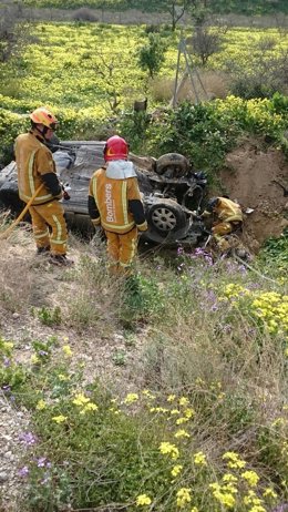 El coche ha quedado dañado y los bomberos han cortado la batería